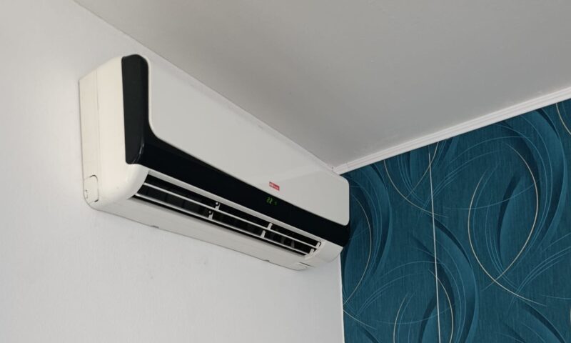 Wellness Apartmán EXWELL | Ubytovanie v privátnom wellness apartmáne v Trenčíne Wellness Apartmán EXWELL … … nájdete len 10 minút chôdze od centra mesta Trenčín a poskytne Vám komfortné zázemie pre blahodarný odpočinok vo dvojici a aktívne poznávanie mesta Trenčín a jeho okolia. Moderný apartmán s infrasaunou a vírivkou je určený pre dve osoby s možnosťou prístelky. Jeho súčasťou je kompletne vybavená kuchyňa. Parkovanie pri apartmáne je zdarma. Ubytovanie je prevádzkované v samoobslužnom režime – bez recepcie. Platba je možná len vopred online platobnou kartou. Apartmán EXWELL je nefajčiarsky. Ubytovanie len bez domácich zvierat.